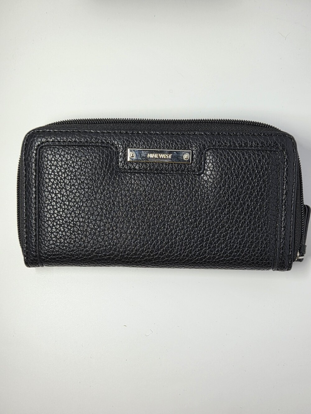 Nine West Pebbled Black Zippered Wallet Minimalist Classic Neutral